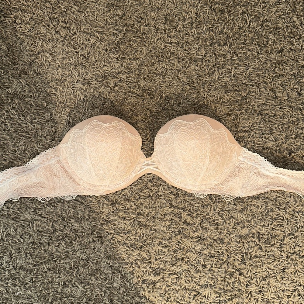 VICTORIA SECRET very sexy strapless nude lace bra